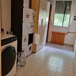 Stylish Apt, Free Parking, Near Center & Airport *
