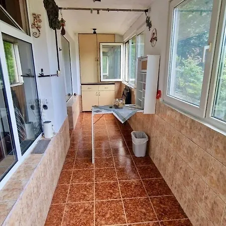 Stylish Apt, Free Parking, Near Center & Airport Апартамент Варна